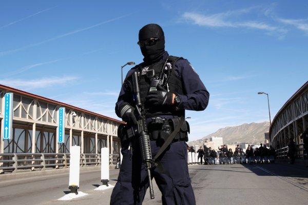 Trump göçmenleri tehdit etti: Taş atarsanız vururuz