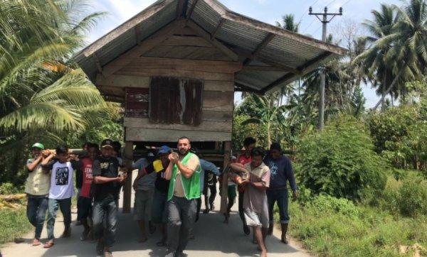 İHH Endonezyalı ailenin evini taşıdı