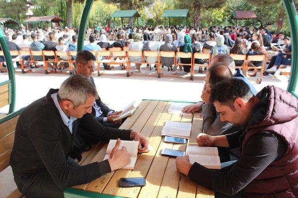 1200 kişi aynı anda kitap okudu