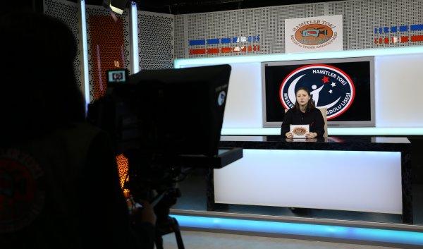 Liseli öğrenciler okulda canlı yayında haber sunuyor