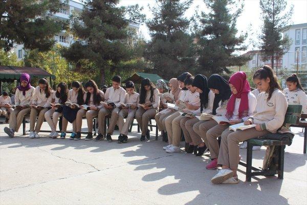 1200 kişi aynı anda kitap okudu