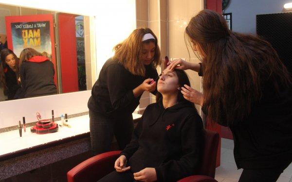 Liseli öğrenciler okulda canlı yayında haber sunuyor