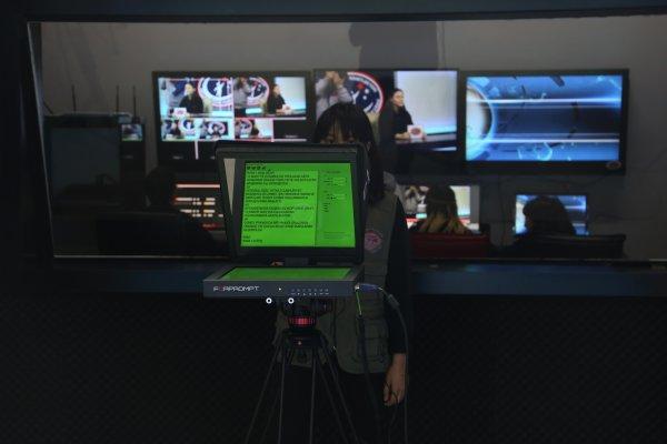 Liseli öğrenciler okulda canlı yayında haber sunuyor