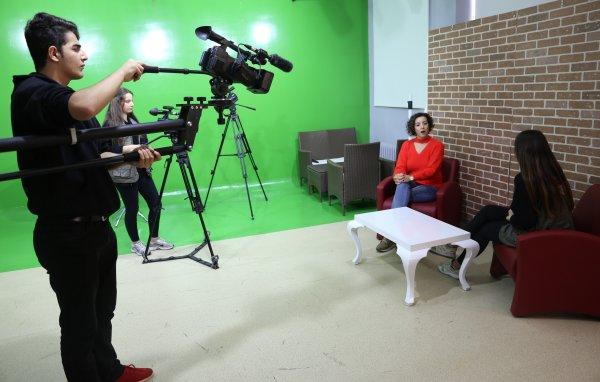 Liseli öğrenciler okulda canlı yayında haber sunuyor