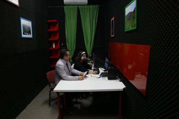 Liseli öğrenciler okulda canlı yayında haber sunuyor