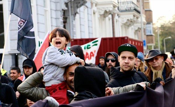 Hollanda'da AB'ye protesto: Hiçbir insan kaçak değildir