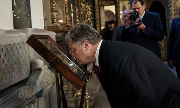 Poroşenko ayağının tozuyla imzayı attı