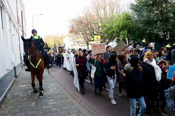 Hollanda'da AB'ye protesto: Hiçbir insan kaçak değildir