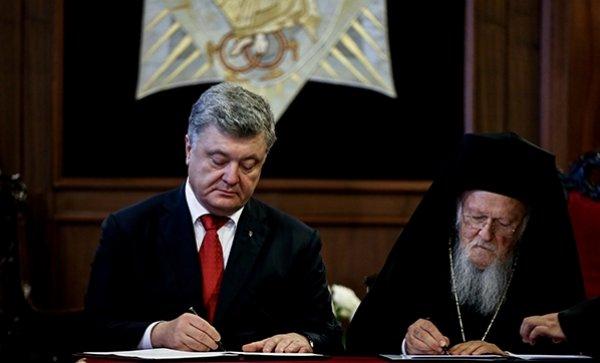 Poroşenko ayağının tozuyla imzayı attı