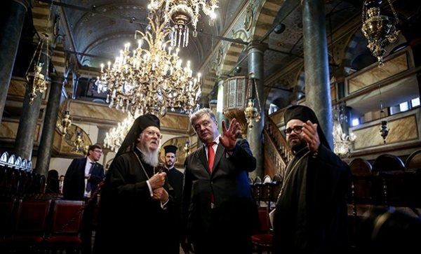 Poroşenko ayağının tozuyla imzayı attı