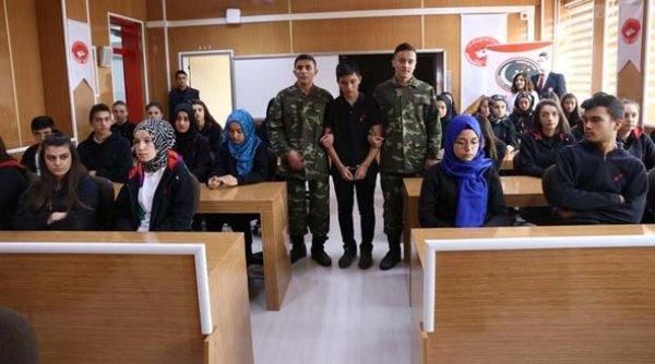 Lise öğrencileri okulda mahkeme salonu kurdu