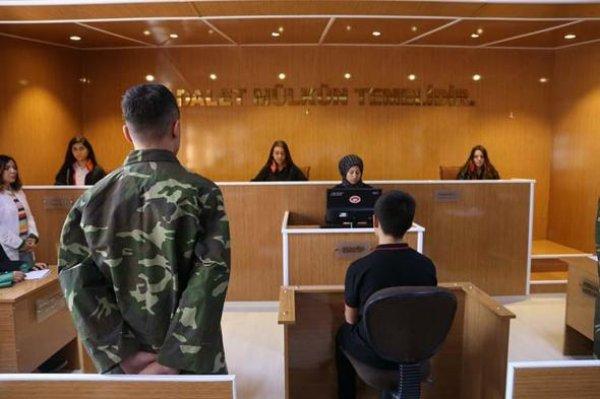 Lise öğrencileri okulda mahkeme salonu kurdu