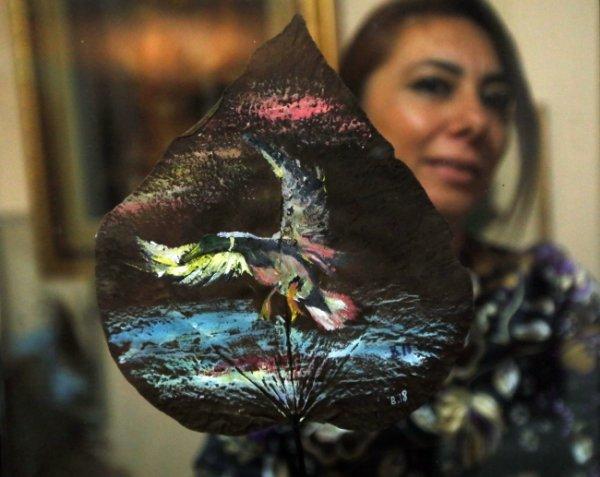 Kurumuş ağaç yapraklarından sanat eserleri üretiyor