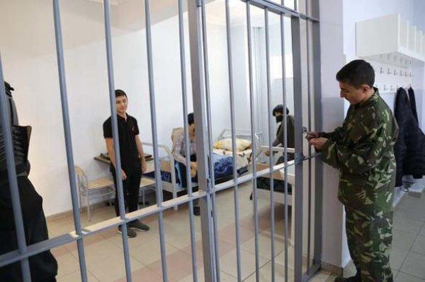 Lise öğrencileri okulda mahkeme salonu kurdu