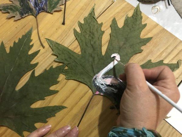 Kurumuş ağaç yapraklarından sanat eserleri üretiyor