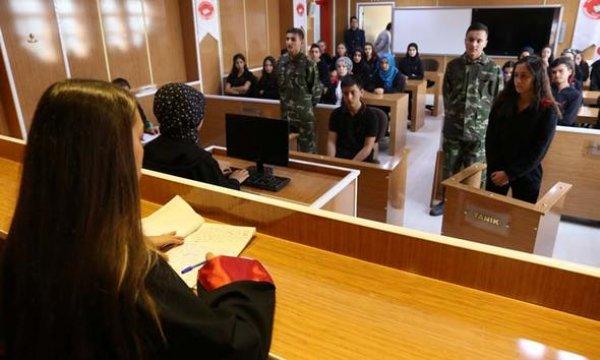 Lise öğrencileri okulda mahkeme salonu kurdu