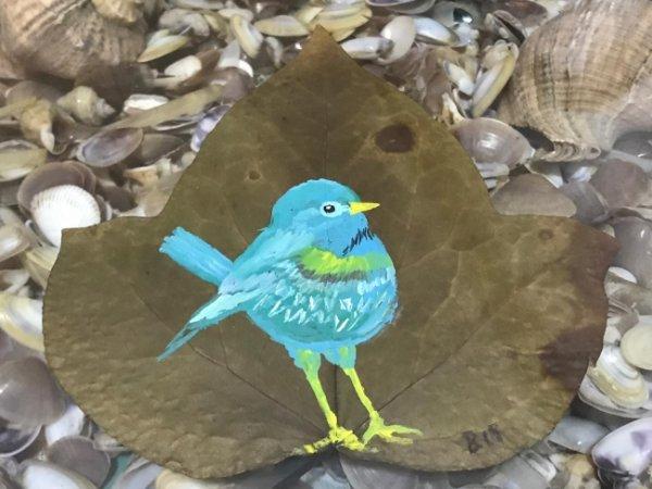 Kurumuş ağaç yapraklarından sanat eserleri üretiyor