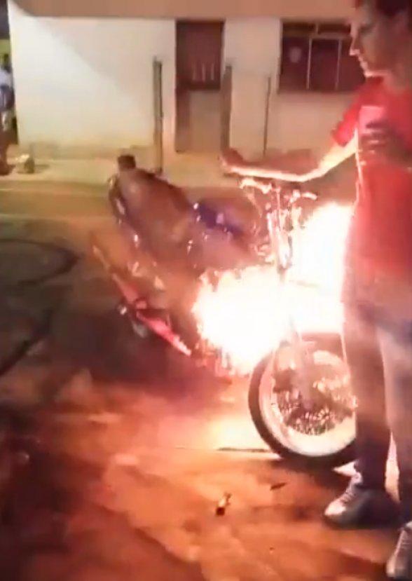 Şov yaparken motosikletin motoru alev aldı