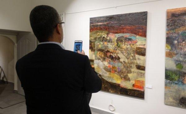 Kaldırımdaki Çocukluk sergisine savaşın izleri yer alıyor