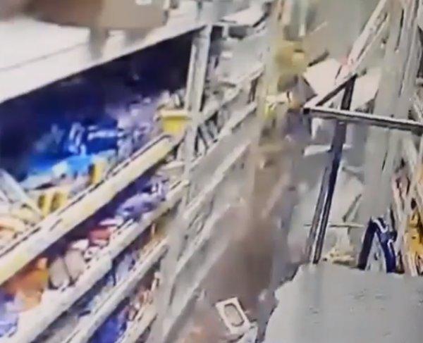 Rusya'da freni patlayan kamyon markete daldı