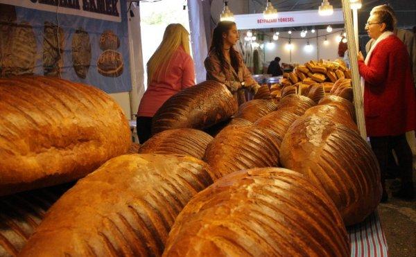 Raf ömrü 3 ay olan ekmek fuarda ilgi topladı