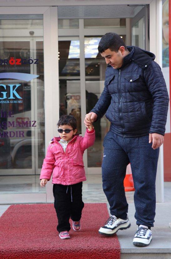 Iraklı minik Halah'ın gözleri Türkiye'de açıldı