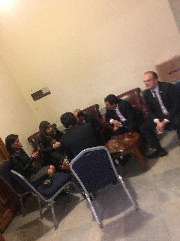 Meclis'te yasak alanda sigara içen milletvekilleri