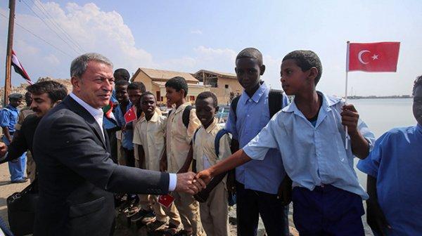 Milli Savunma Bakanı Akar Somali’de