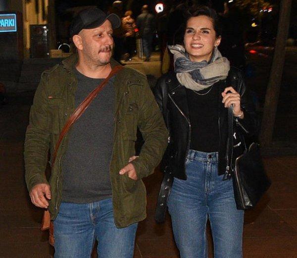 Serkan Keskin ve Meriç Ara sokakta el ele