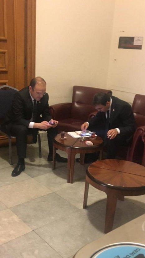 Meclis'te yasak alanda sigara içen milletvekilleri