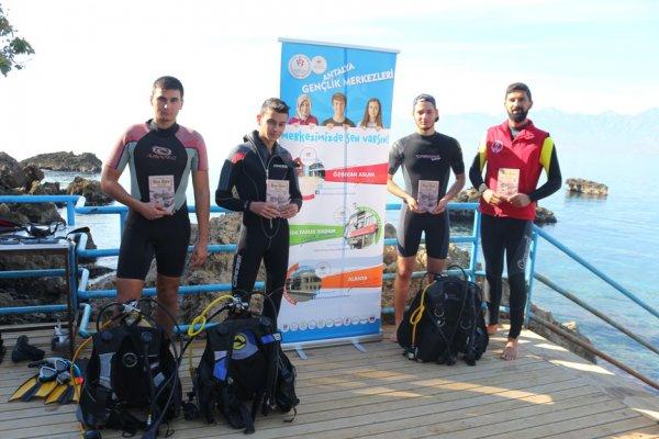 Denizde 10 metre derinlikte kitap okudular