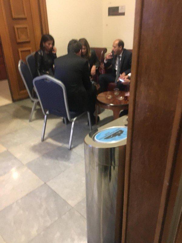 Meclis'te yasak alanda sigara içen milletvekilleri