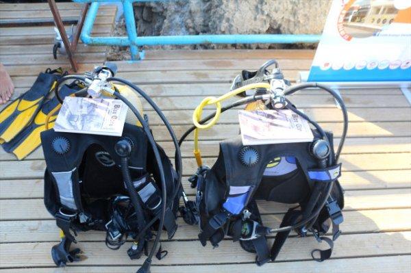 Denizde 10 metre derinlikte kitap okudular