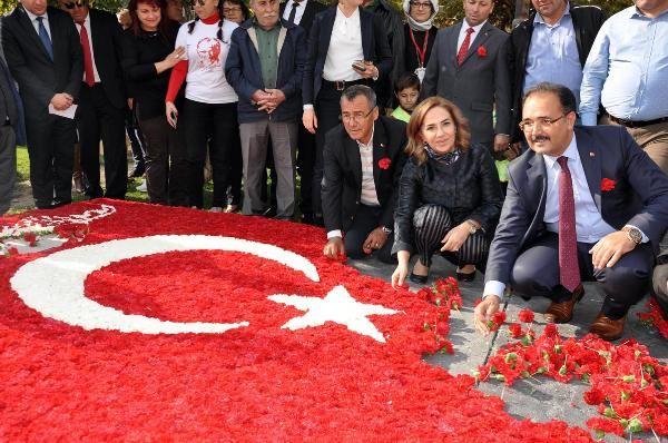 Uşak'ta 80 bin karanfille Türk bayrağı