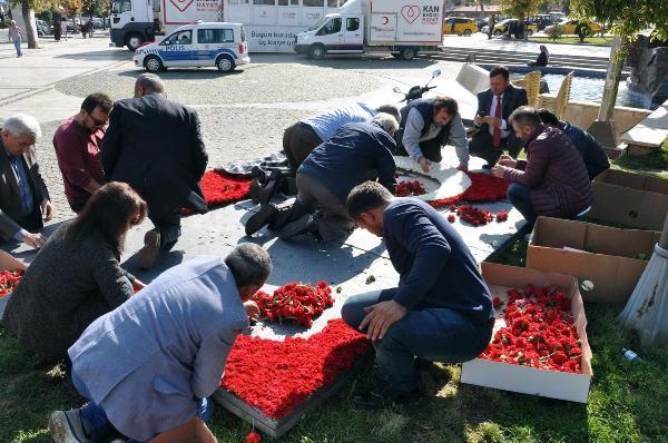 Uşak'ta 80 bin karanfille Türk bayrağı