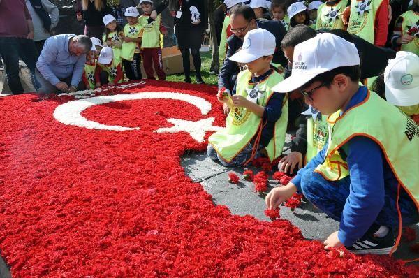 Uşak'ta 80 bin karanfille Türk bayrağı