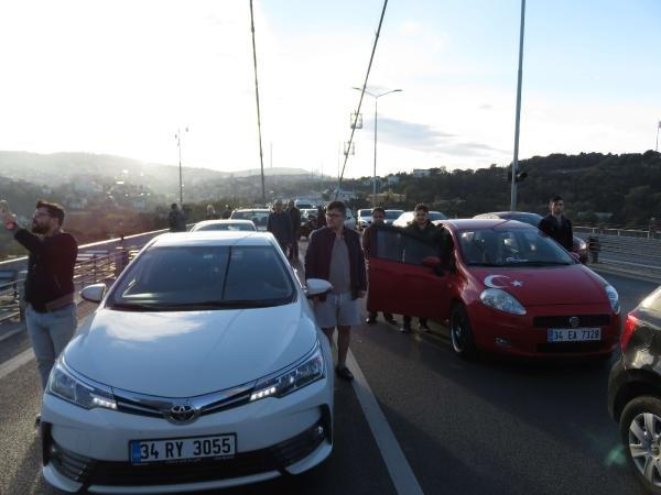 Şehitler Köprüsü'nde saygı duruşu