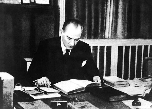 Atatürk ve kitaplara olan bağlılığı