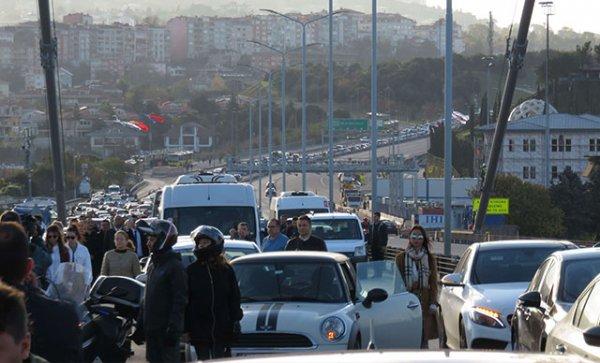 Şehitler Köprüsü'nde saygı duruşu