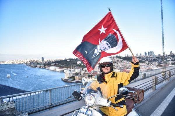 Şehitler Köprüsü'nde saygı duruşu