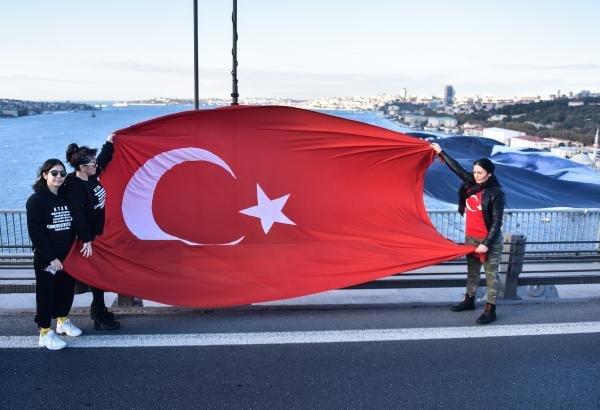 Şehitler Köprüsü'nde saygı duruşu