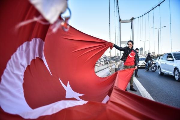 Şehitler Köprüsü'nde saygı duruşu