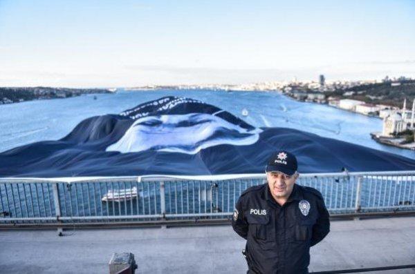 Şehitler Köprüsü'nde saygı duruşu