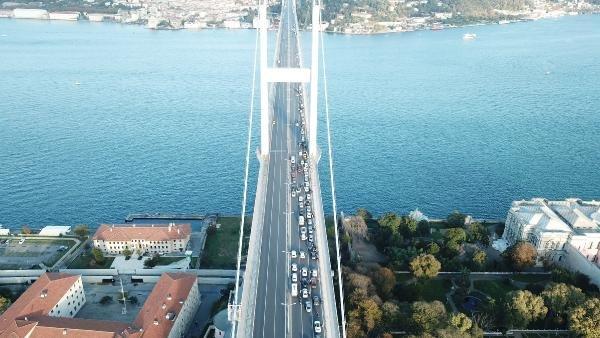 Şehitler Köprüsü'nde saygı duruşu