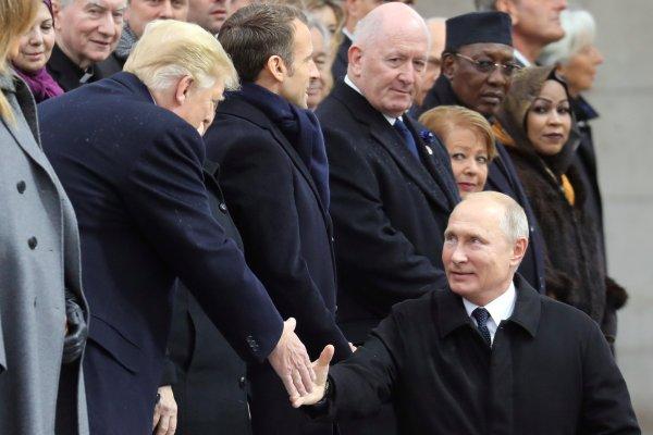 Trump ile Putin Paris'te baş başa görüştü