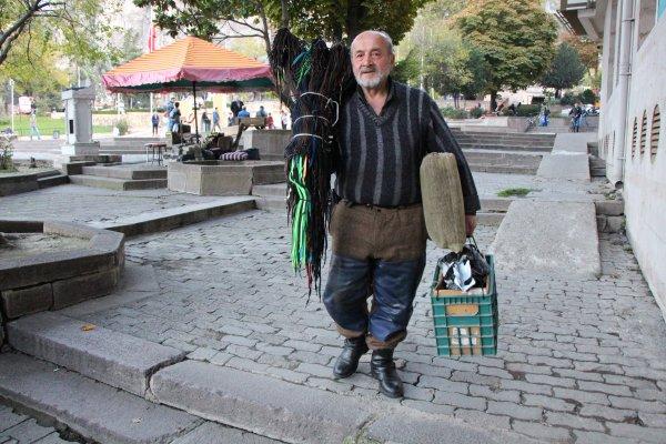 Amasyalı adam ayakkabıları ateşle boyuyor