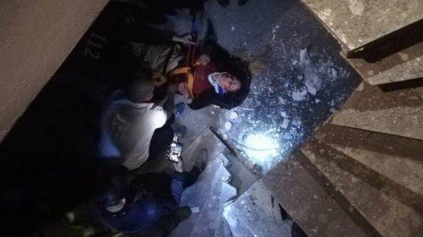 Asansör boşluğuna düşen kadın ölümden döndü