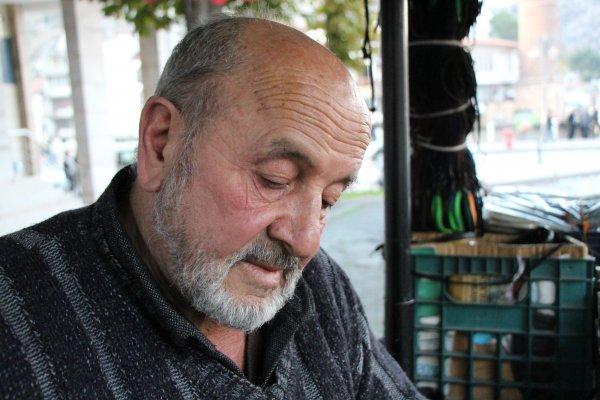 Amasyalı adam ayakkabıları ateşle boyuyor