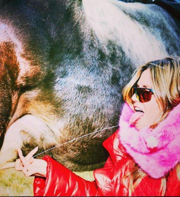 Heidi Klum inek memesinden süt içti