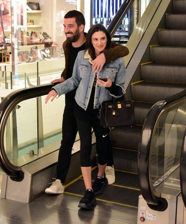 Arda Turan ile Aslıhan Doğan alışverişte